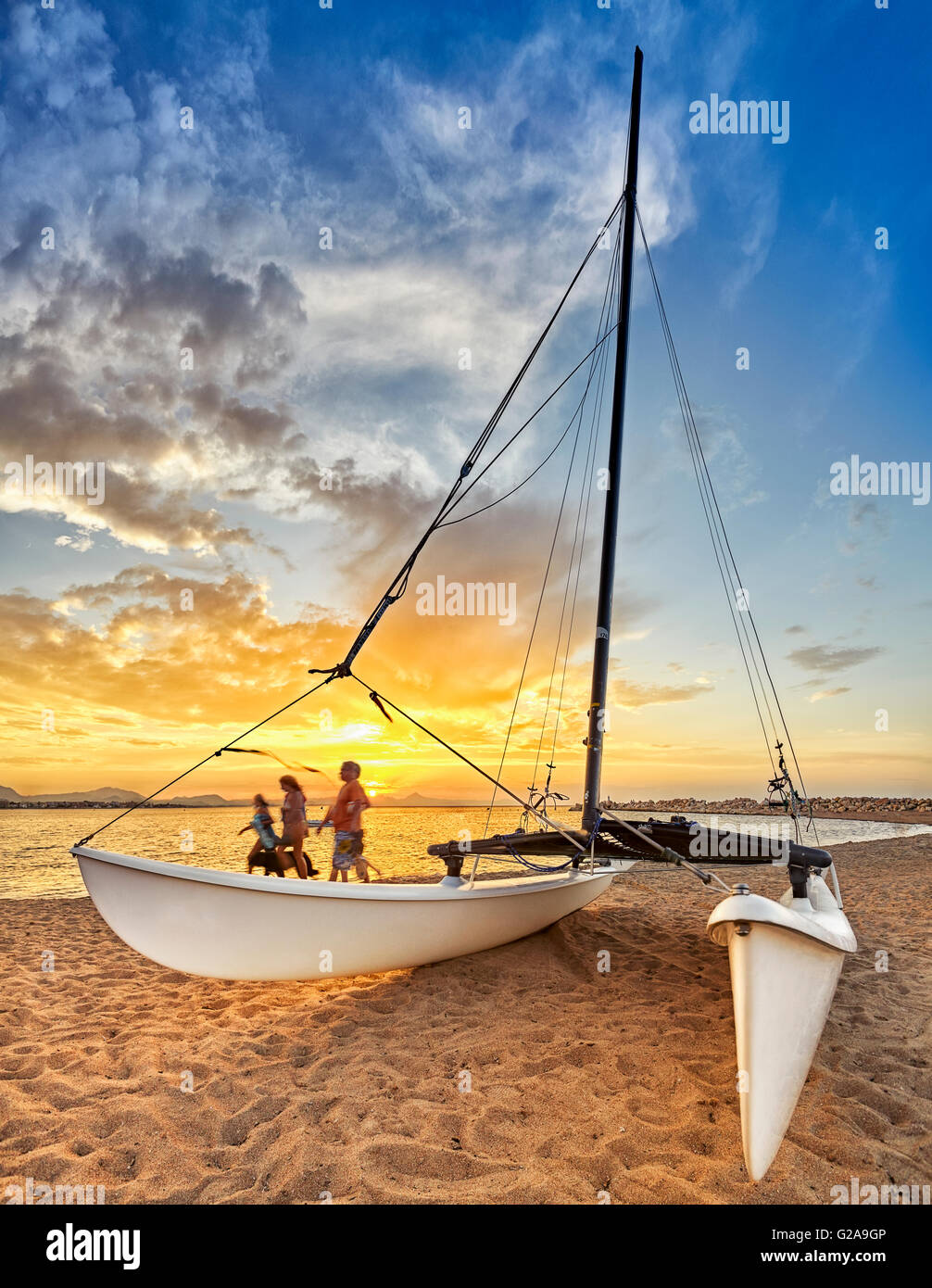 Katamaran am Strand. Denia. Alicante. Valencia Community. Spanien. Stockfoto