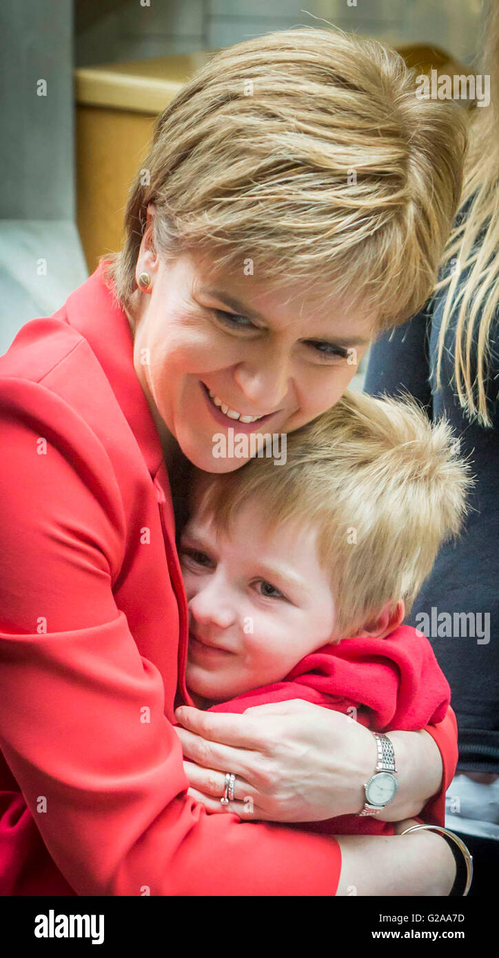 Erste Minister Nicola Sturgeon trifft Lachlan Gehirn an das schottische Parlament in Edinburgh, als er und seine Familie Gesicht Deportation nach Großbritannien im Jahr 2012 die Einwanderungsgesetze verschärft. Stockfoto