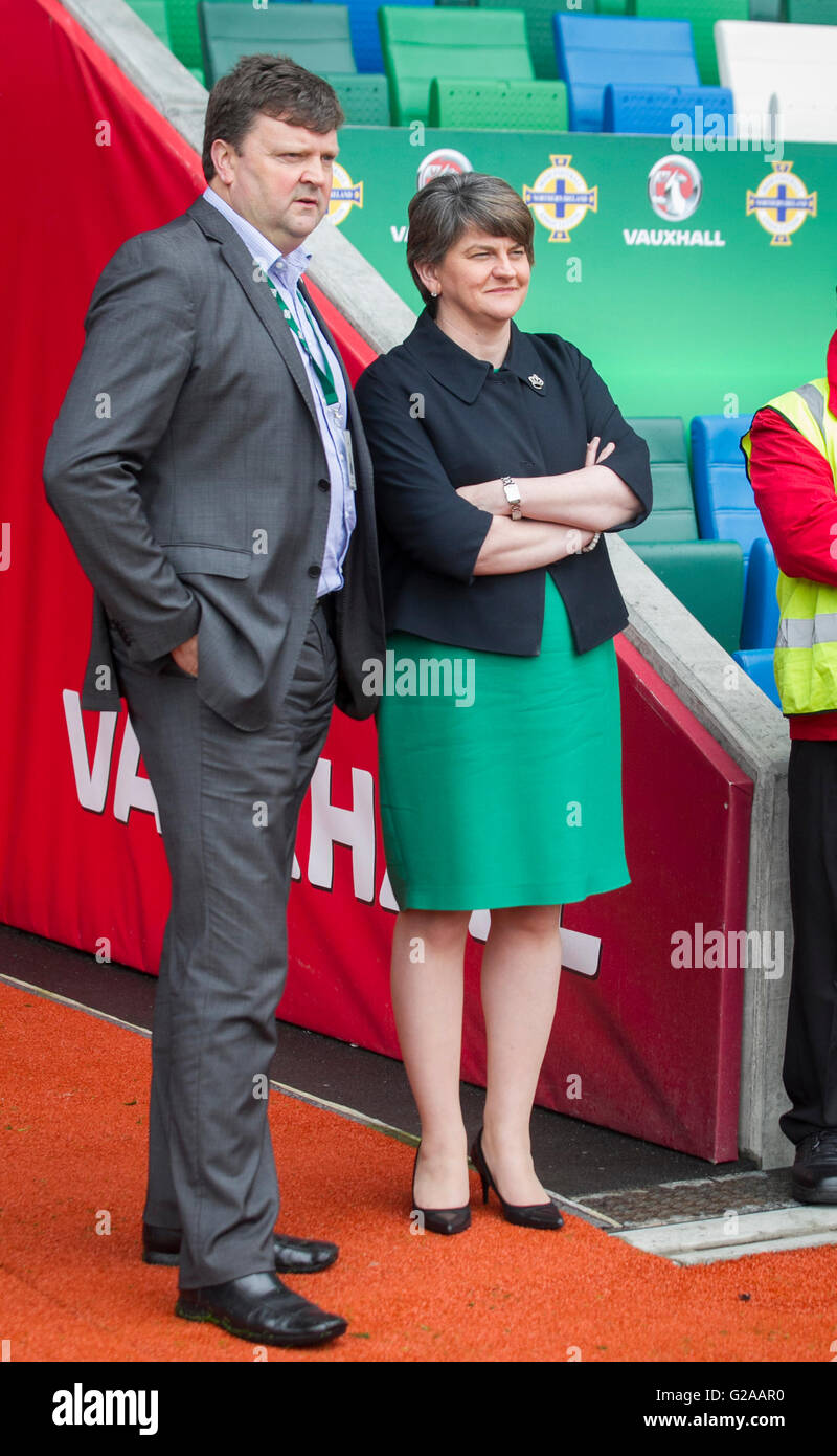 Irish Football Association Nigel Tilson mit Nordirland ersten Minster Arlene Foster während einer Trainingseinheit im Windsor Park, Belfast. Stockfoto