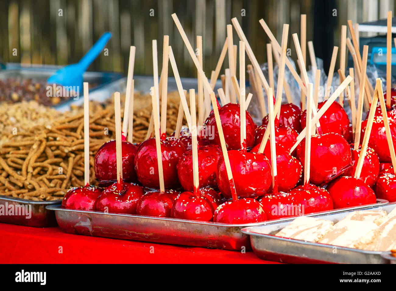 Sweet glasiert rote Toffee Liebesäpfel auf Sticks für den Verkauf auf dem Wochenmarkt oder Jahrmarkt. Stockfoto
