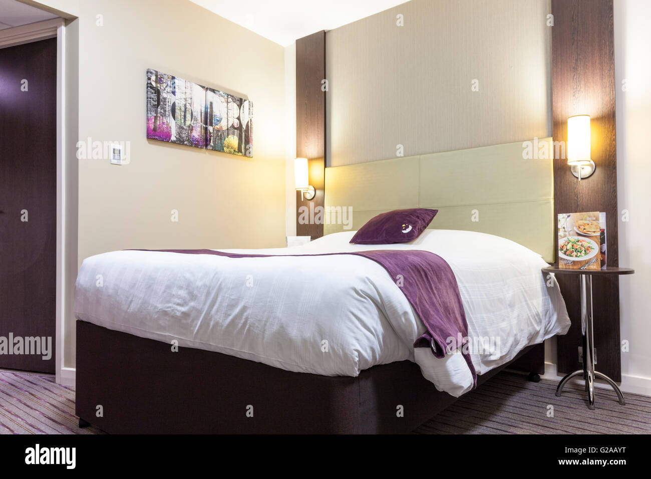 Hotel zimmer einrichtung. Ein Premier Inn Doppelzimmer, London, England, Großbritannien Stockfoto
