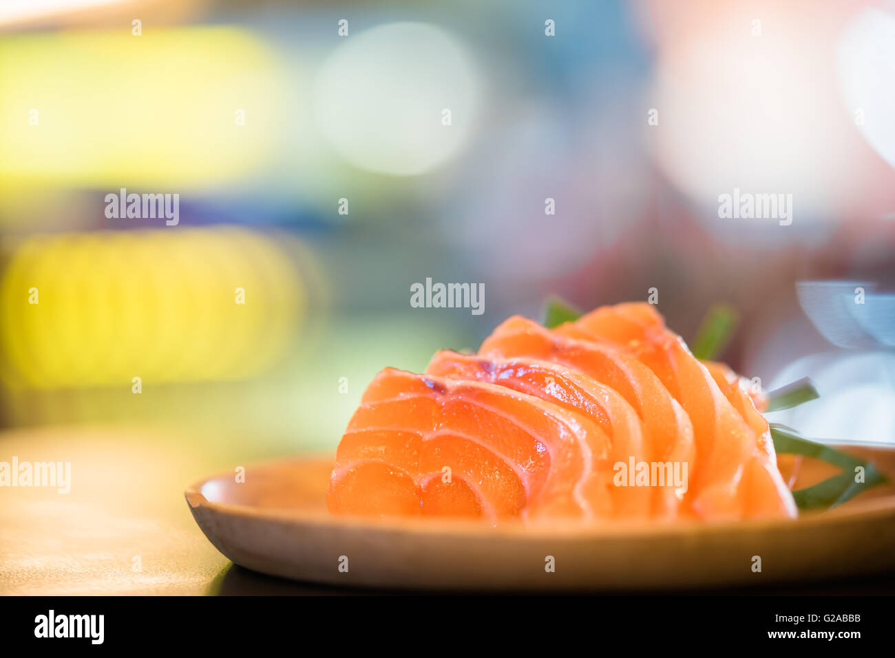 Lachs-Sashimi auf hölzerne Teller, japanisches Essen köstliches Menü serviert in Scheiben, verschwommen Bokeh Hintergrund mit Textfreiraum Stockfoto