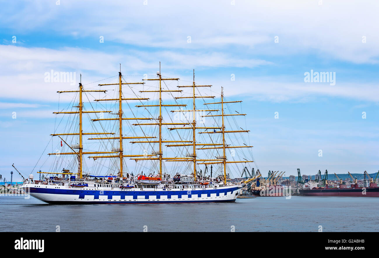 Varna, Bulgarien, 22. Mai 2016. Fünf-Mast-Royal Clippers Segelschiff im Besitz von Star Clippers - Manöver zum festmachen am p Stockfoto