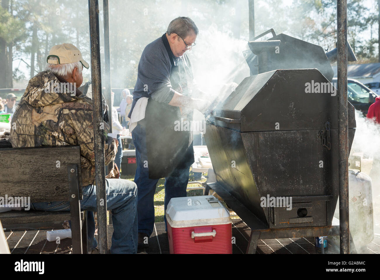 Ehrenamtliche Köche bereiten Rippchen auf dem Grill während einer Cajun-Boucherie, Teil der traditionellen Woche lange Karneval feiern 8. Februar 2016 in Eunice, Louisiana. Die alte Mode-Community-Event beinhaltet eine ganzes Schwein Schlachten und verwenden, und alle Teile für die Gäste zu kochen. Stockfoto