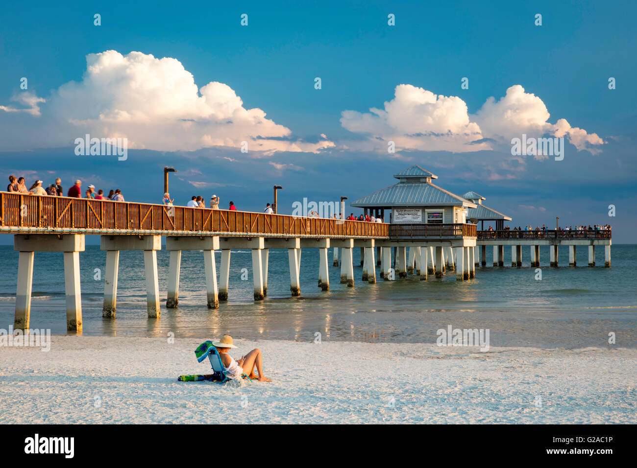 Frühlingsabend in ft. Myers Beach Pier, ft. Myers, Florida, USA Stockfoto