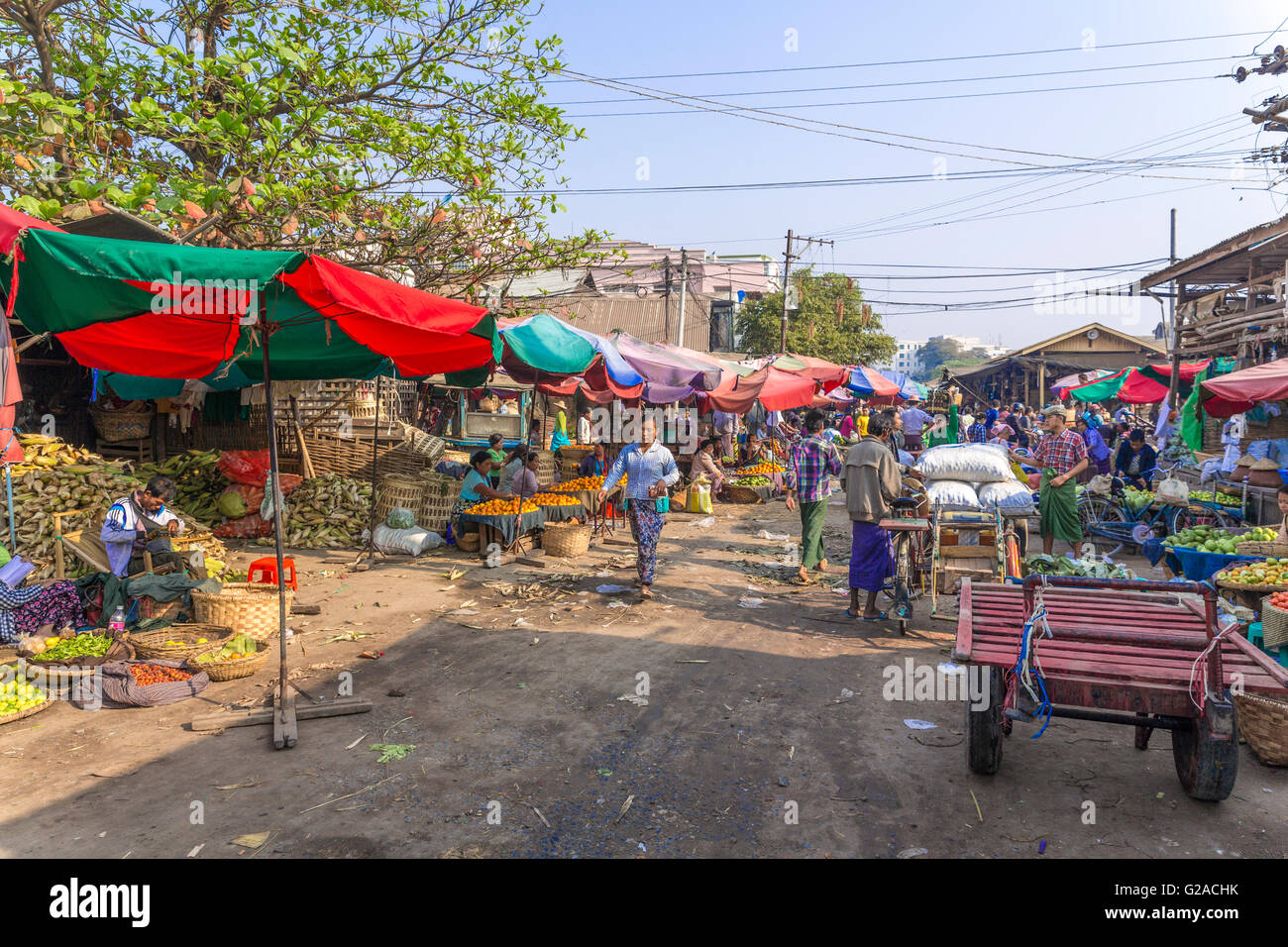 Straßenszene in Mandalay und Peripherie (um den Fluss und Kai für Bund), Mandalay, Myanmar (Burma), Asien Stockfoto