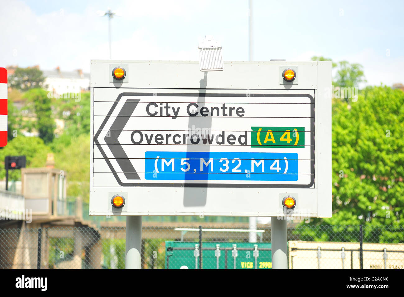 Ein Straßenschild mit Overcrowded geschrieben am es in Bristol. Stockfoto
