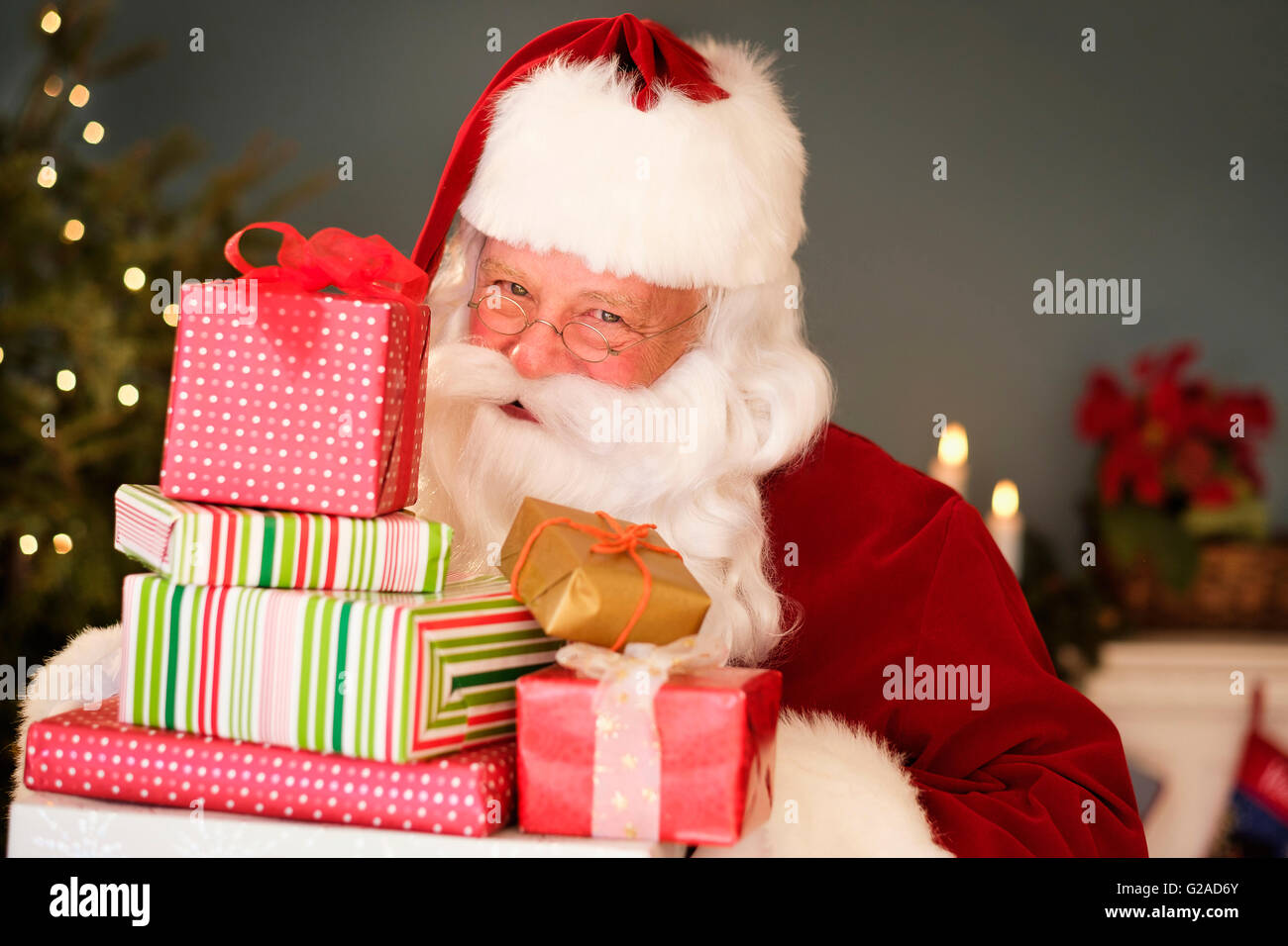 Porträt des Weihnachtsmannes halten Weihnachtsgeschenke Stockfoto