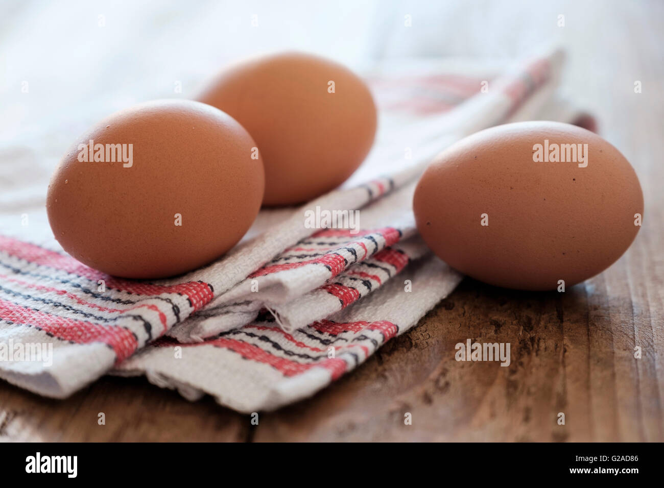 Eiern liegen auf Tischdecke Stockfoto