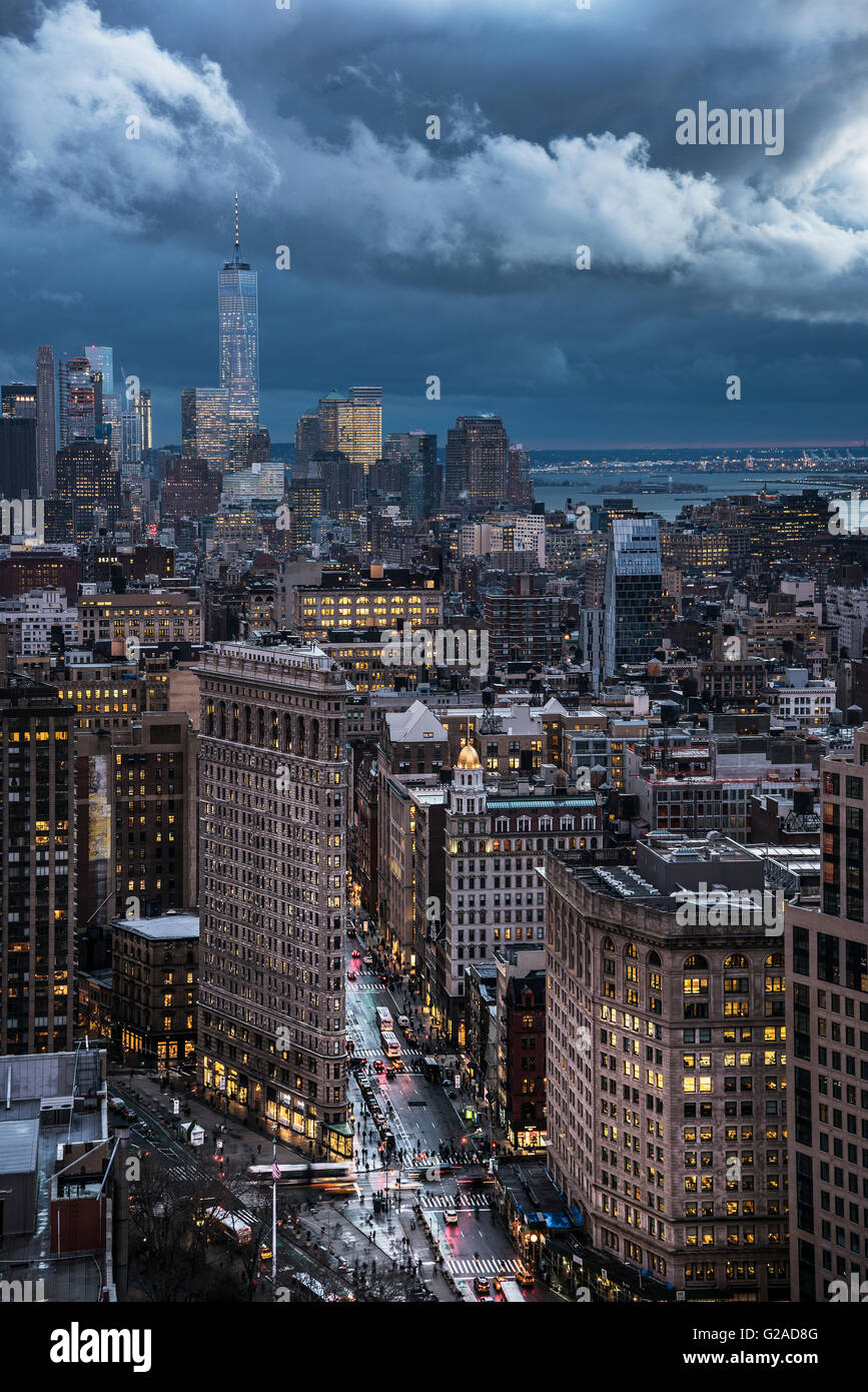 Bewölkter Himmel über Stadtbild Stockfoto