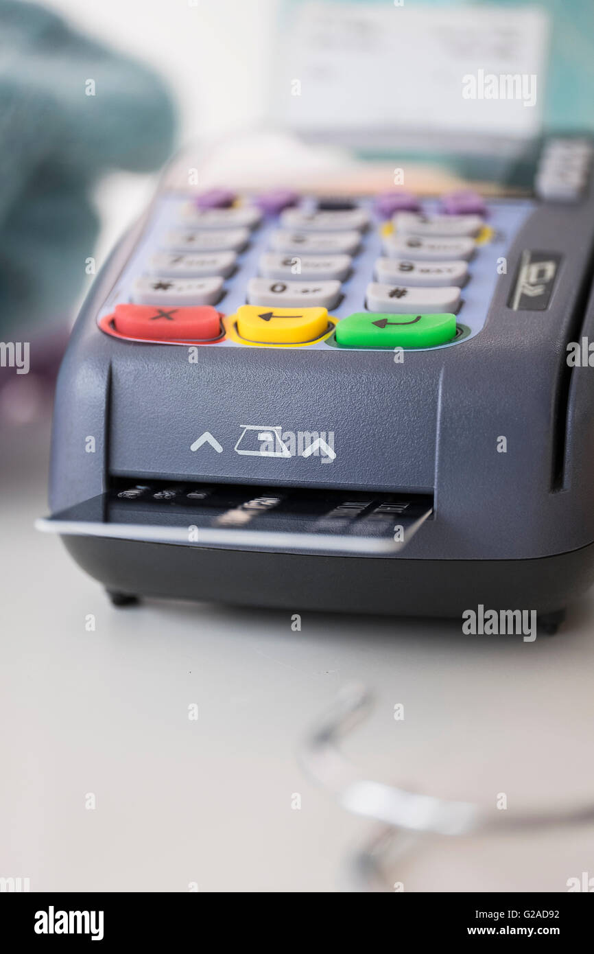 Kreditkartenleser auf Theke Stockfoto