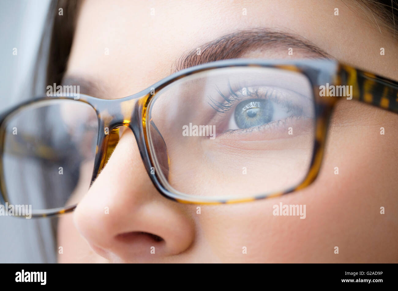Nahaufnahme von junge Frau mit blauen Augen mit Brille Stockfoto