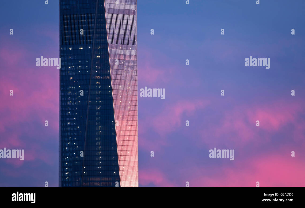 Teil des One World Trade Center vor dramatischen Himmel in der Abenddämmerung Stockfoto