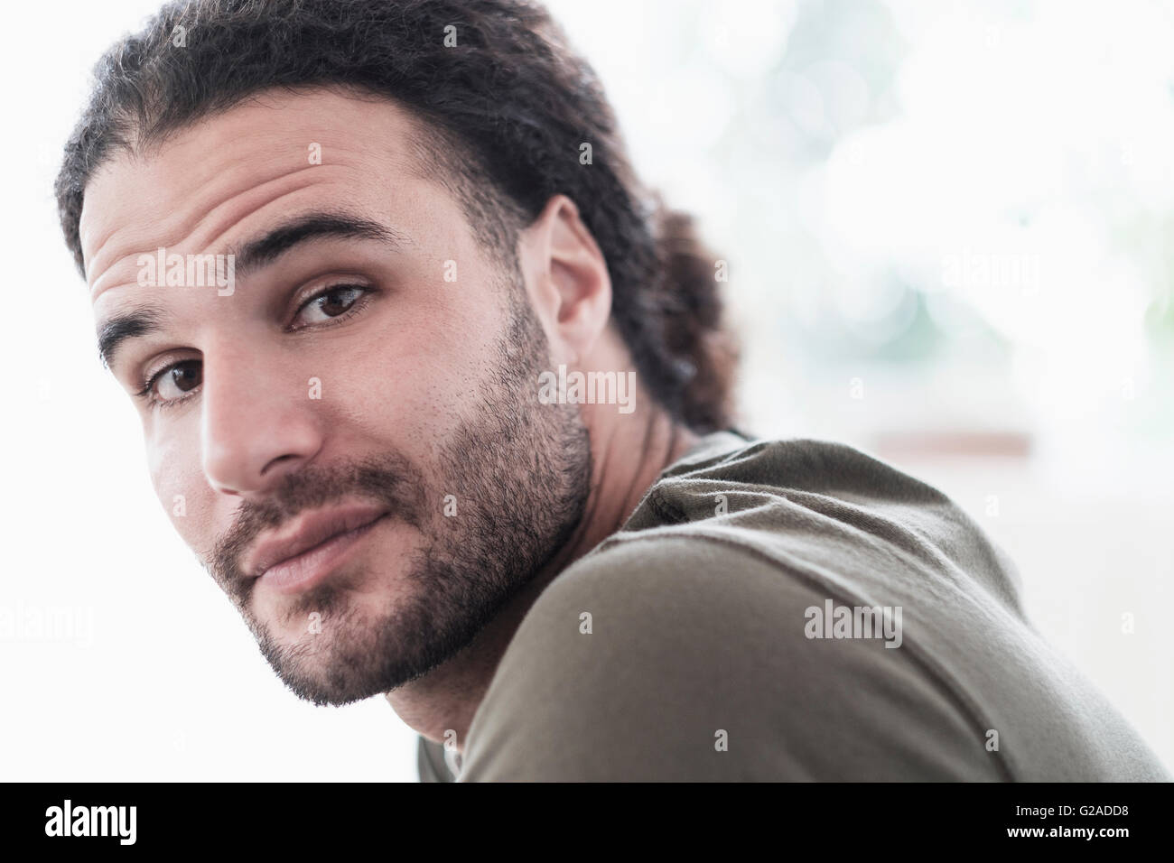 Porträt des jungen Mannes mit langen lockigen Haaren Stockfoto