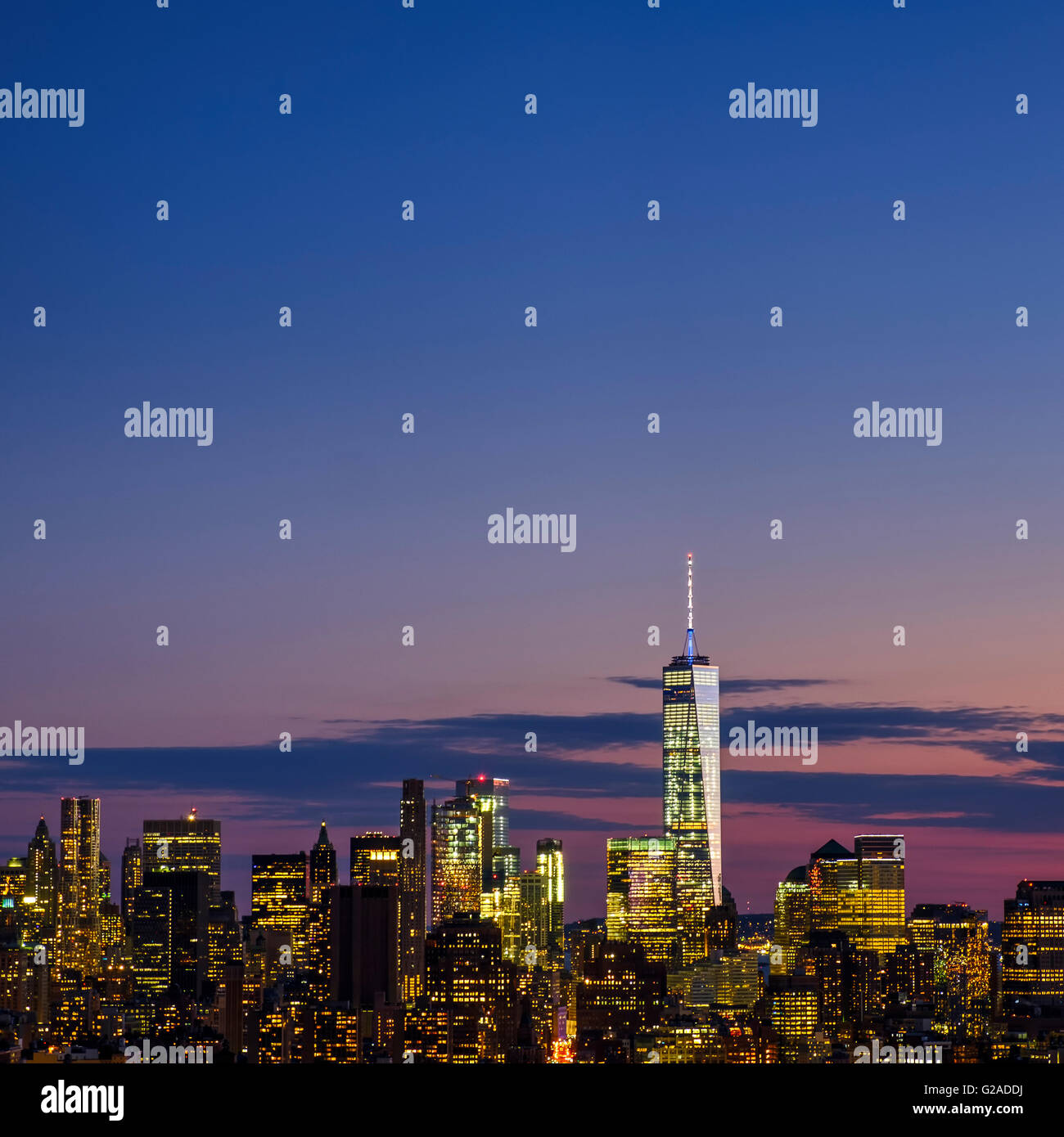 Skyline von New York in der Abenddämmerung mit Ansicht des One World Trade Center Stockfoto