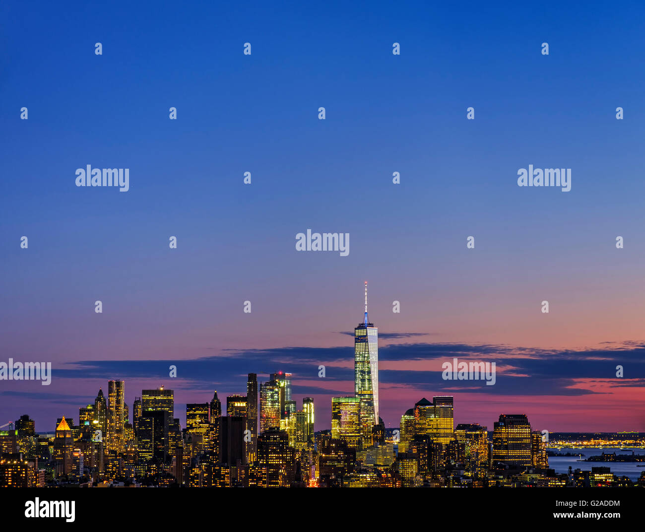 Skyline von New York in der Abenddämmerung mit Ansicht des One World Trade Center Stockfoto