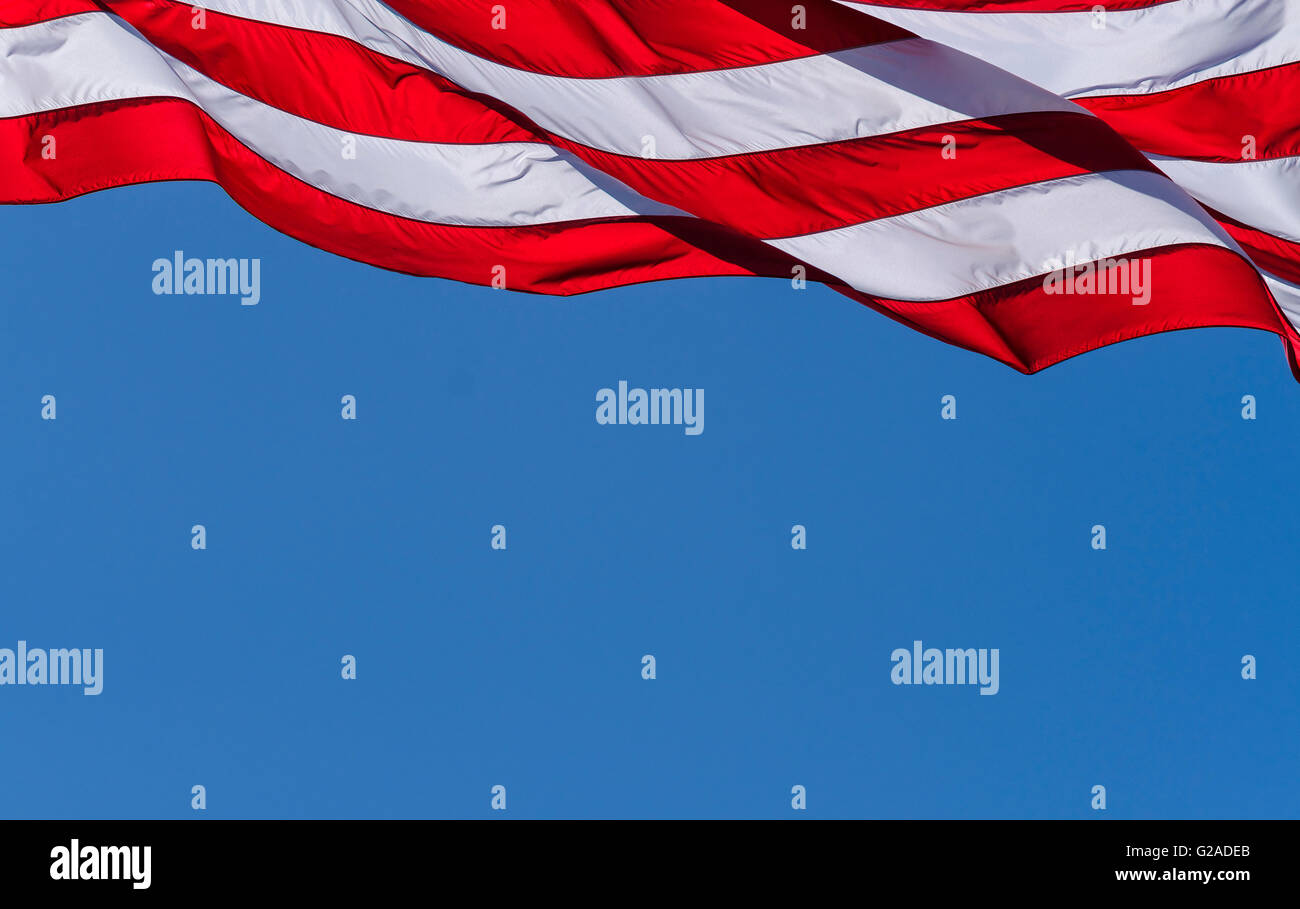 Amerikanische Flagge gegen blauen Himmel Stockfoto