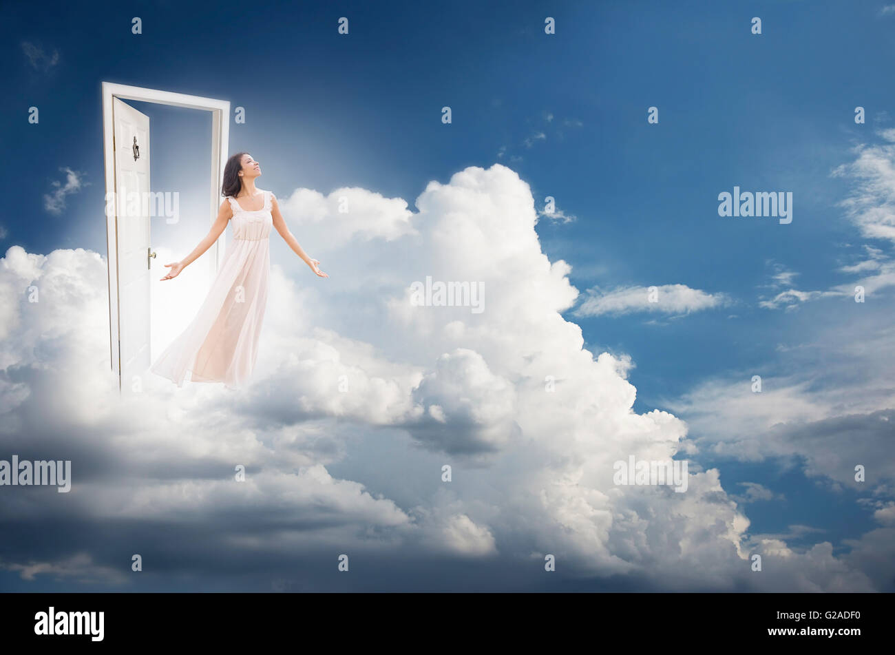 Junge Frau raus aus der Tür in Wolken Stockfoto