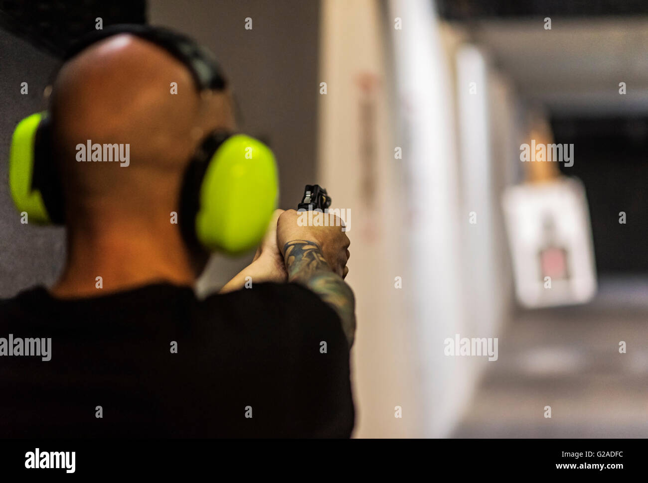 Mann Gewehr am Schießstand schießen Stockfoto