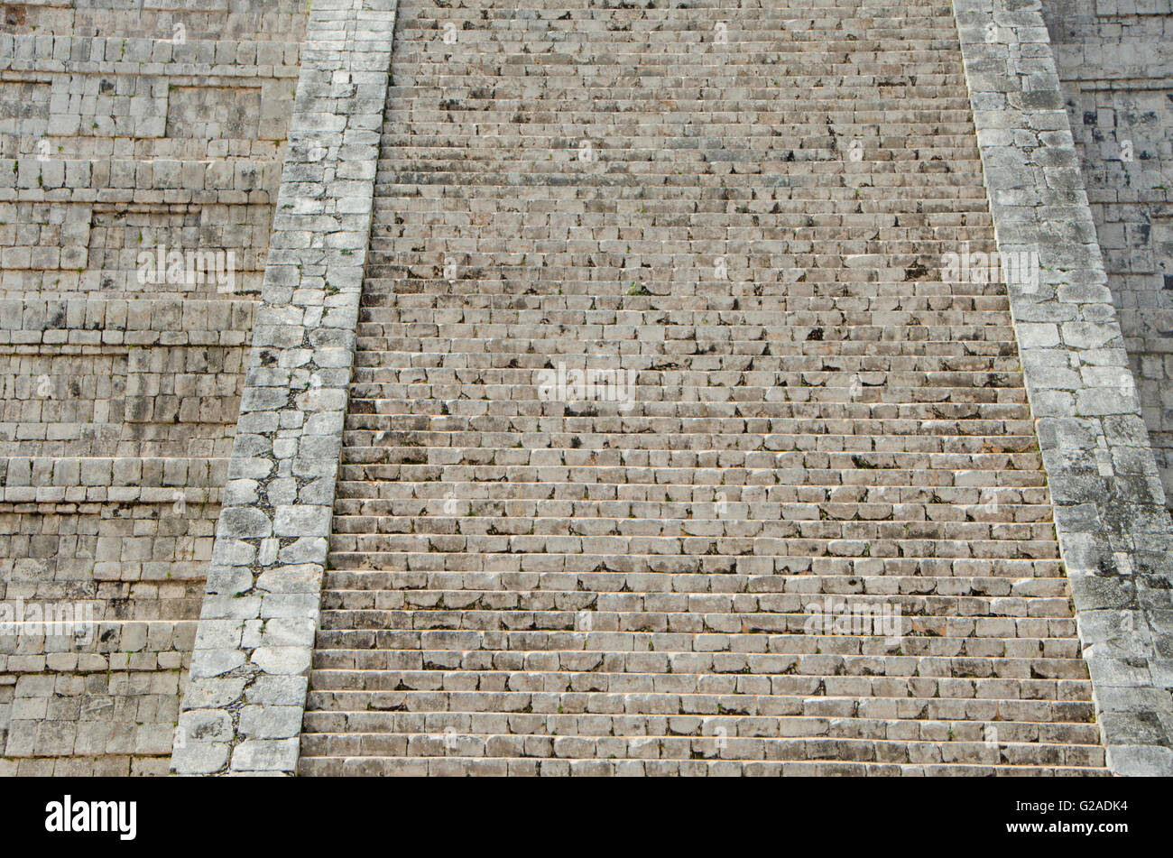 Nahaufnahme des steinernen Stufen der alten Maya-Pyramide des Kukulkan Stockfoto