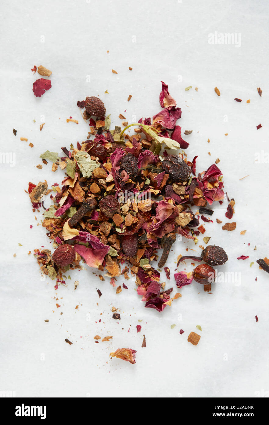 Roter Tee auf weißem Papier Stockfoto