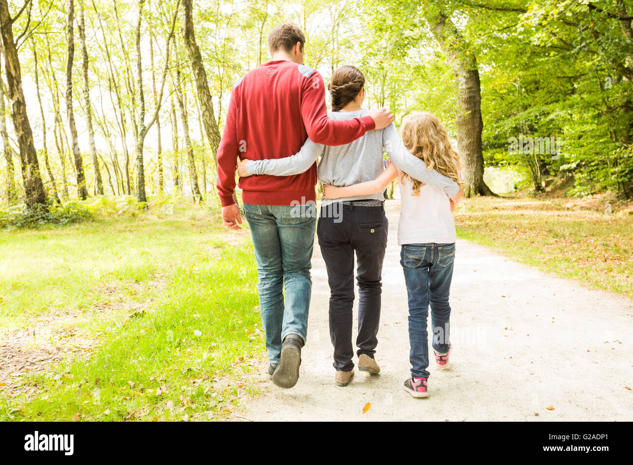 Tochter (8-9) mit den Eltern spazieren im Park, Rückansicht Stockfoto