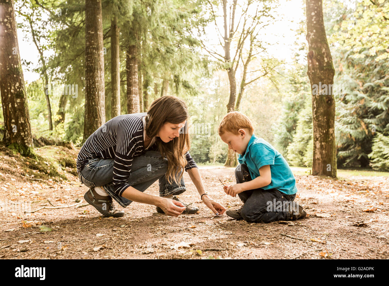 Mutter mit Sohn (2-3) im Park spielen Stockfoto