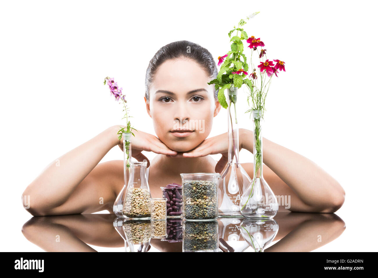 Junge Frau mit Vasen im Vordergrund Stockfoto