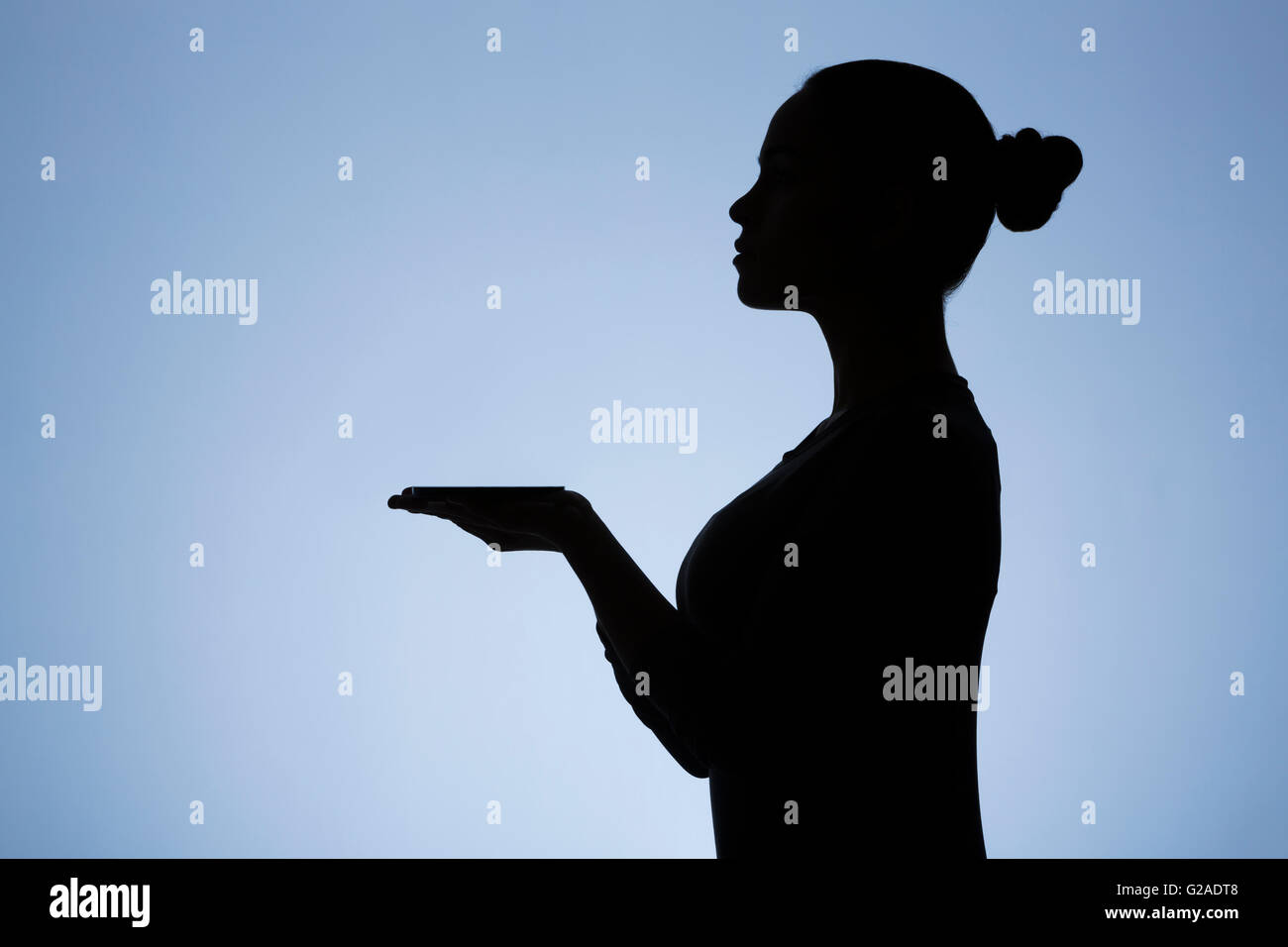 Silhouette der Kellnerin auf blauem Hintergrund Stockfoto