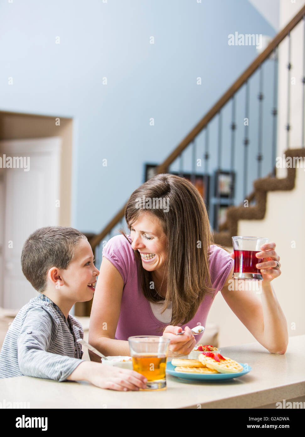 Mutter und Sohn (6-7) Essen Frühstück Stockfoto