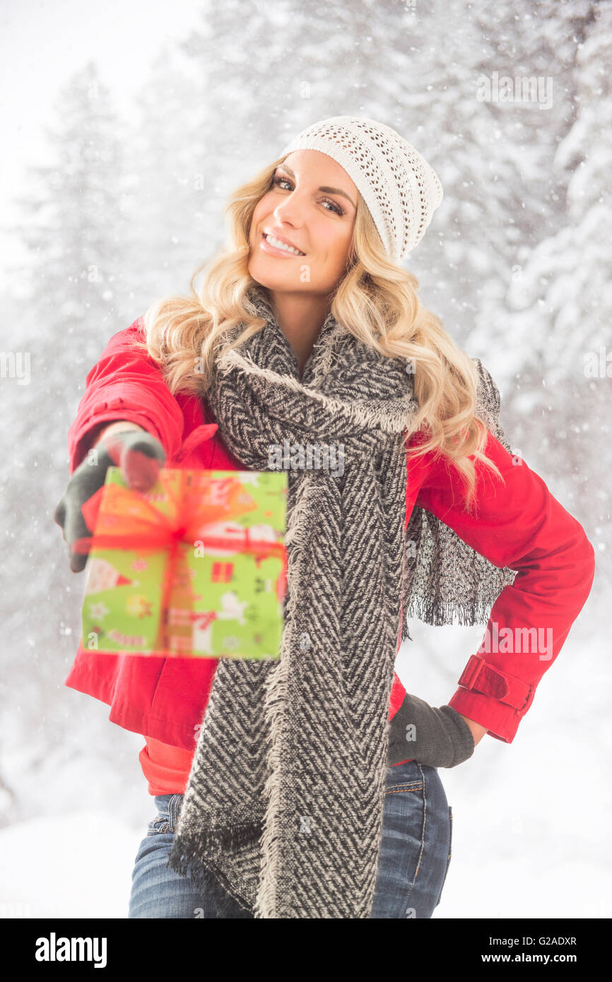 Porträt der jungen Frau hält Weihnachtsgeschenk Stockfoto