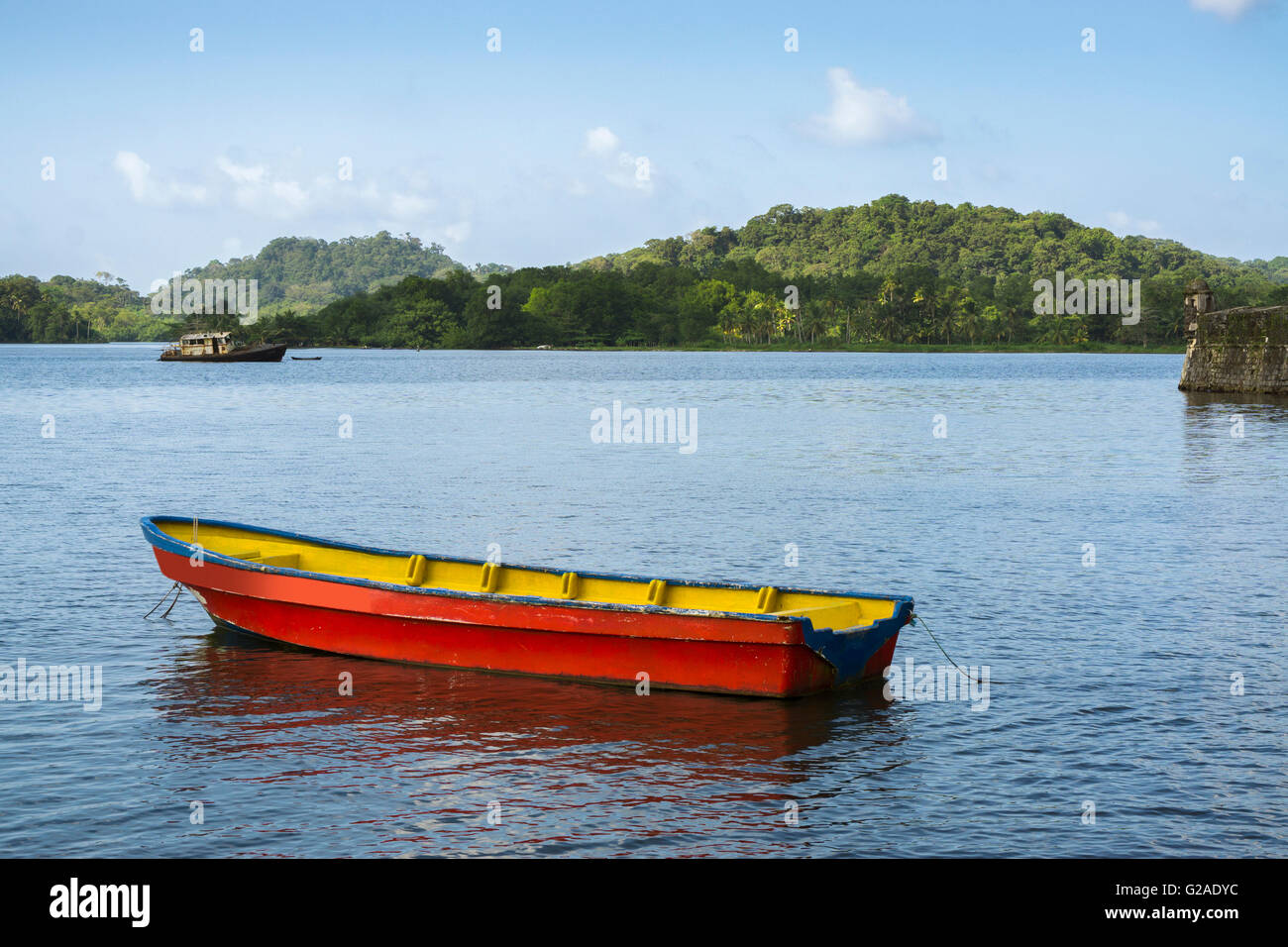 Boot auf Bucht mit grünen Hügeln im Hintergrund Stockfoto