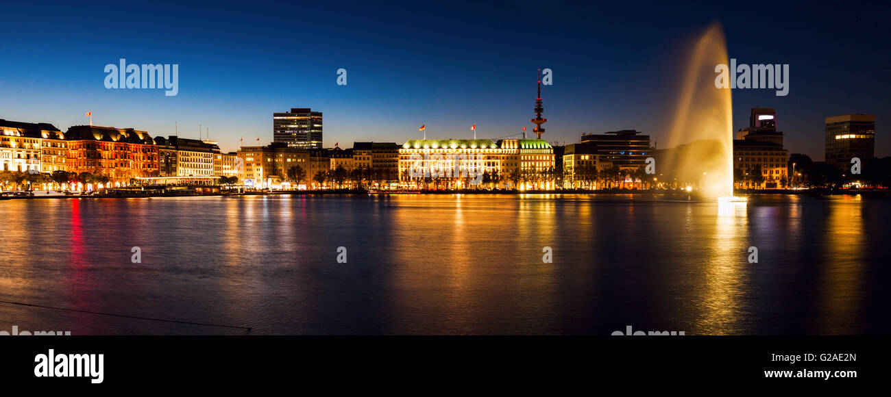 Architektur der Stadt durch die Binnenalster in Hamburg Hamburg, Deutschland Stockfoto