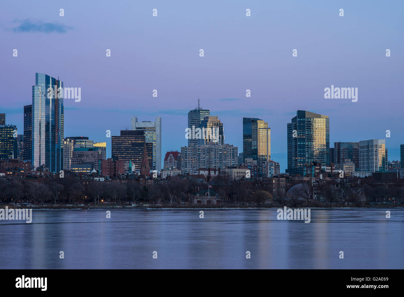 Charles River und die Skyline der Innenstadt in der Abenddämmerung Stockfoto