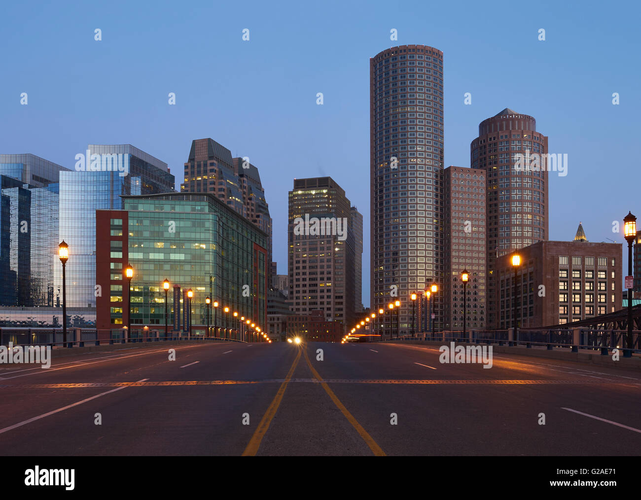 Leere Stadt Straße mit Finanzviertel im Hintergrund Stockfoto