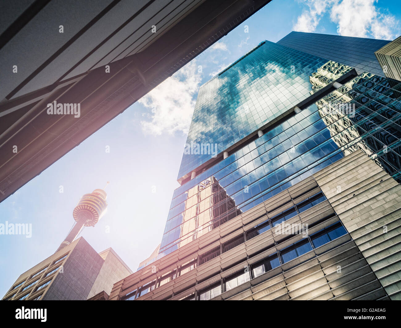 Wolken reflektieren in Glasbauten Stockfoto