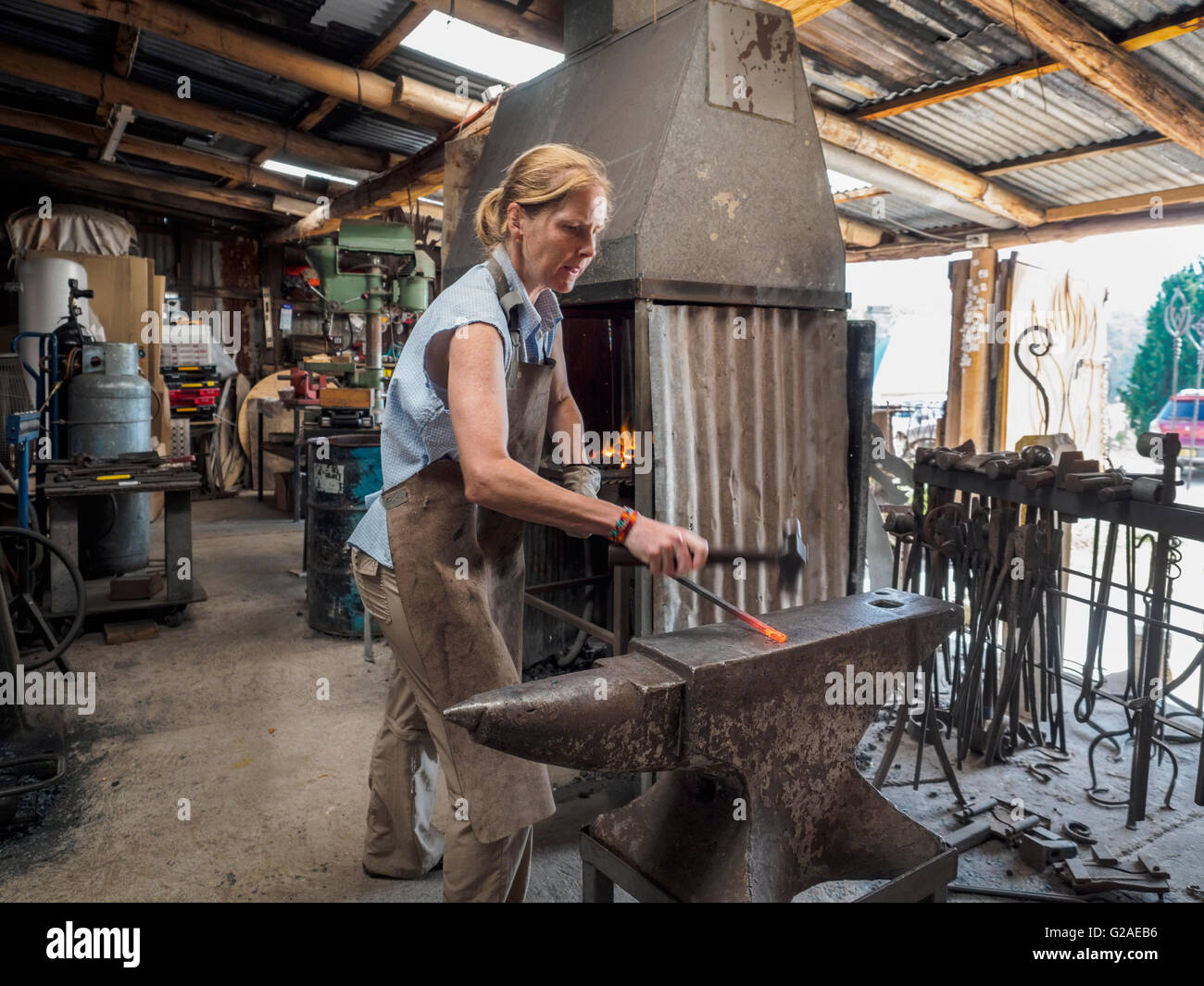 Weiblichen Schmied in Werkstatt Stockfoto