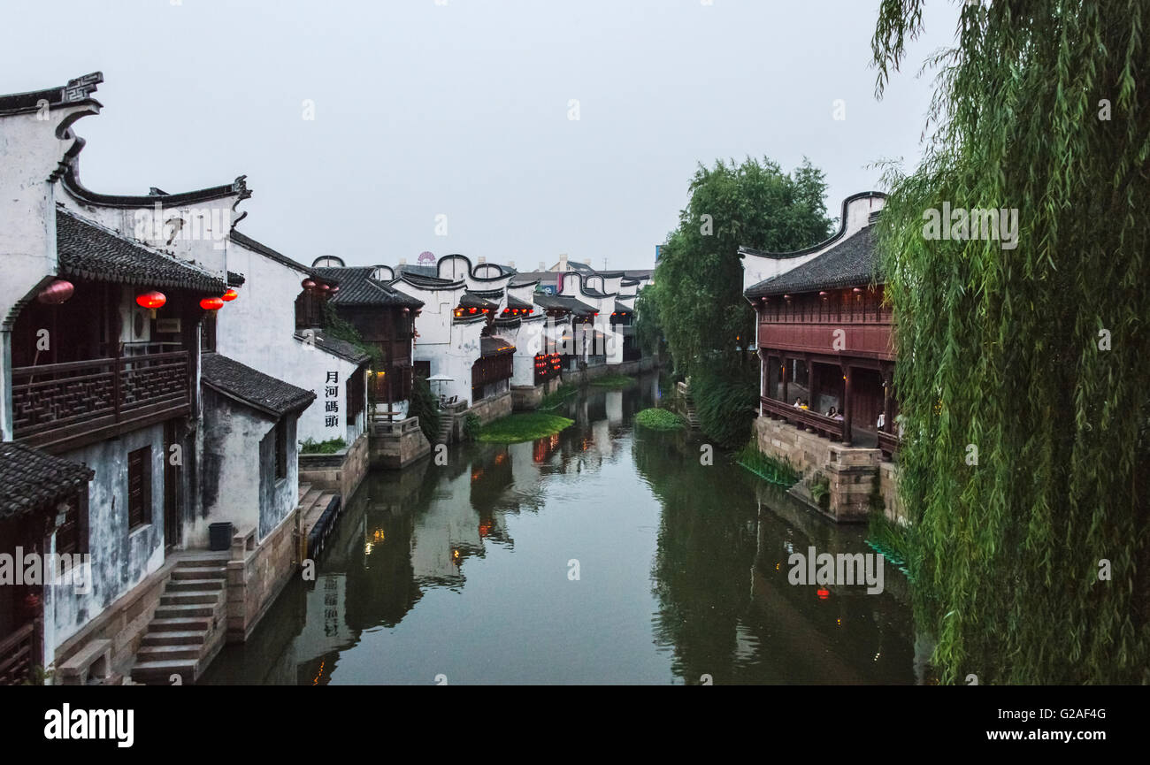 Traditionelle Häuser entlang des Canal Grande, alte Stadt von Yuehe in Jiaxing, Zhejiang Provinz, China Stockfoto