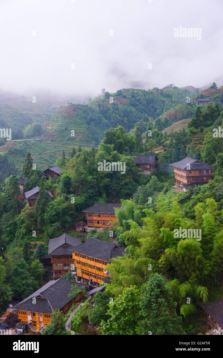 Häuser in den Bergen der Provinz Guangxi, China Stockfoto