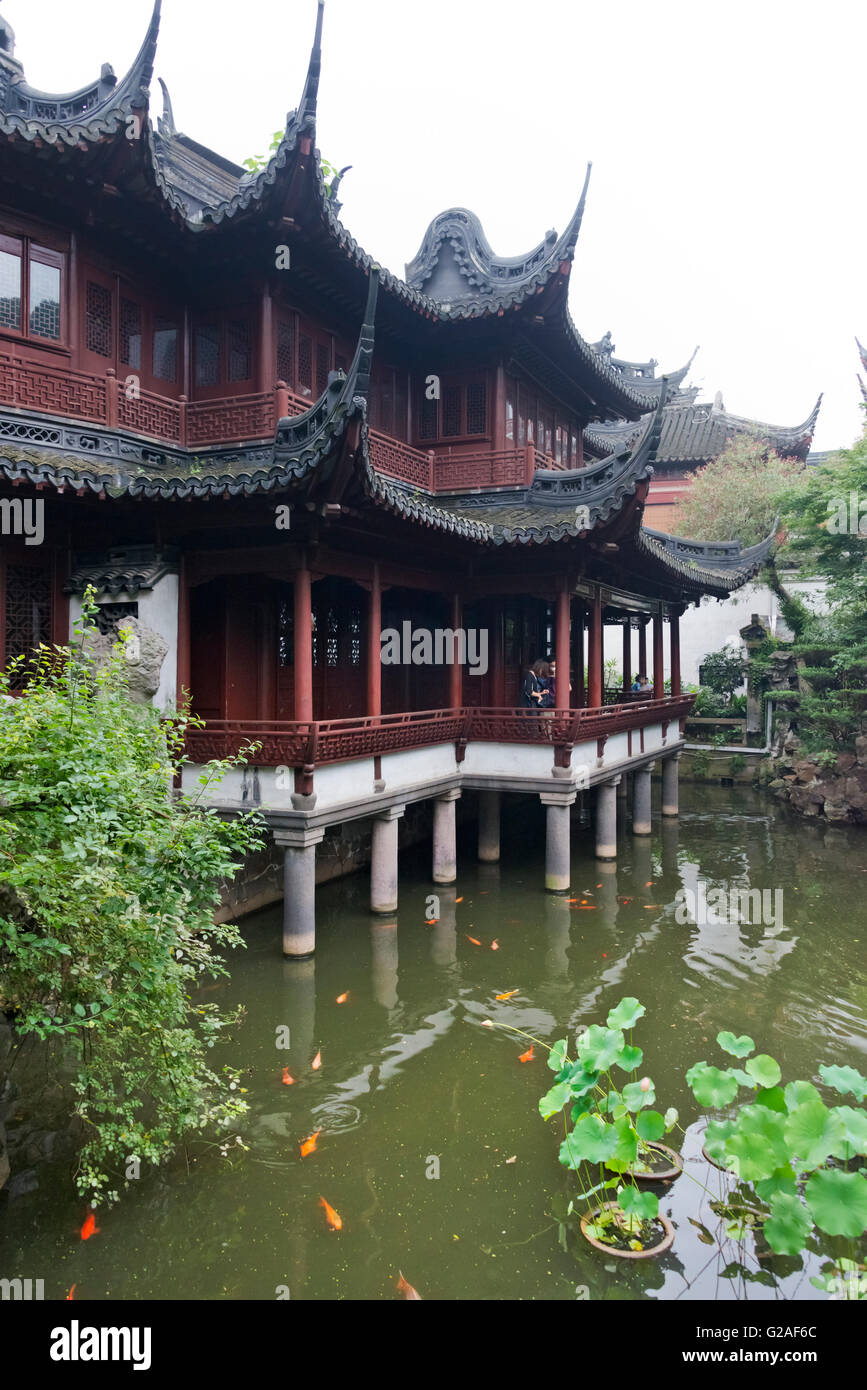 Traditionelles Gebäude mit Teich im Yu Garten, Shanghai, China Stockfoto