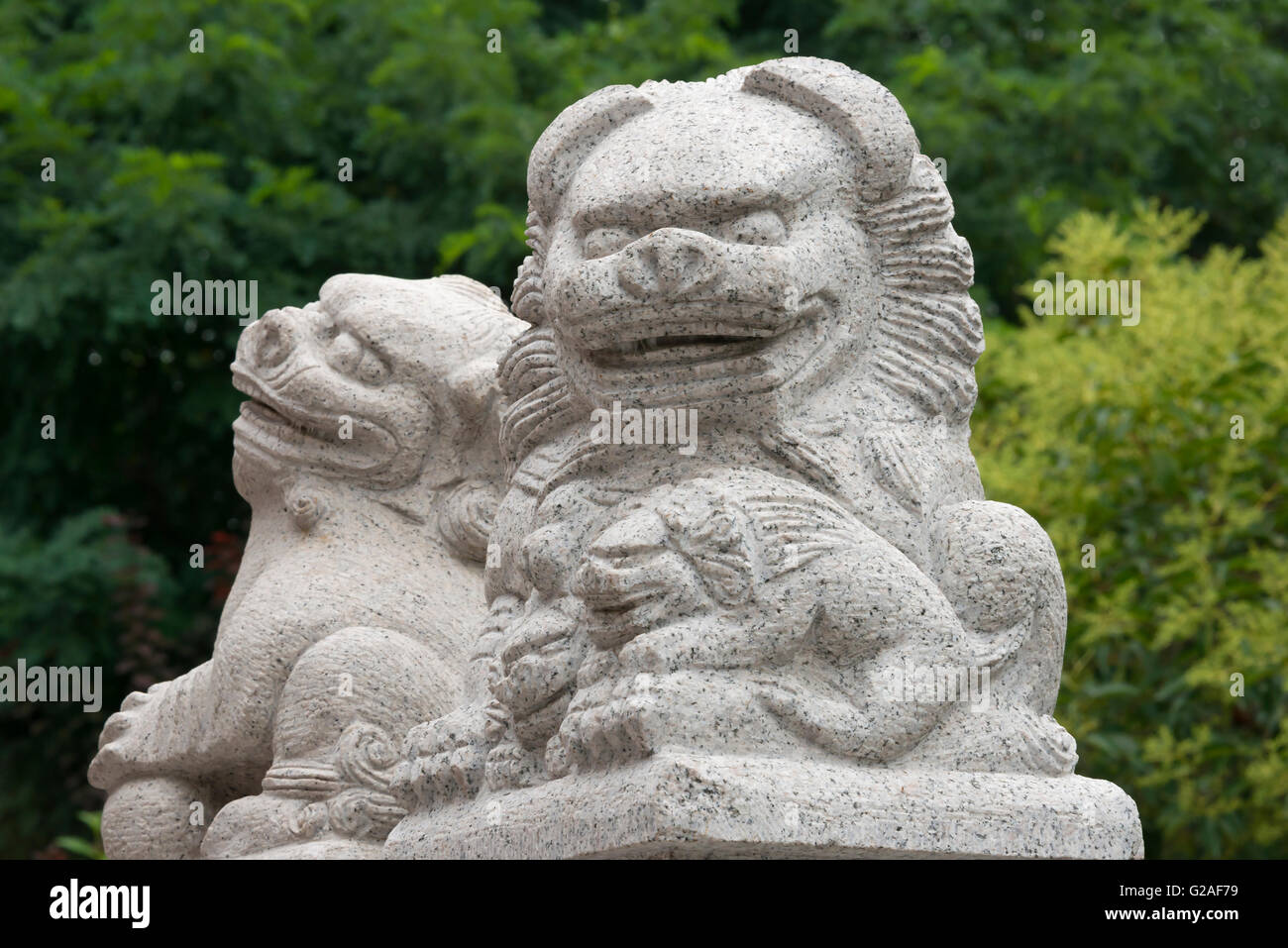 Löwen-Statuen, weibliche holding Cub und männlich halten Kugel, Nanjing, Provinz Jiangsu, China Stockfoto