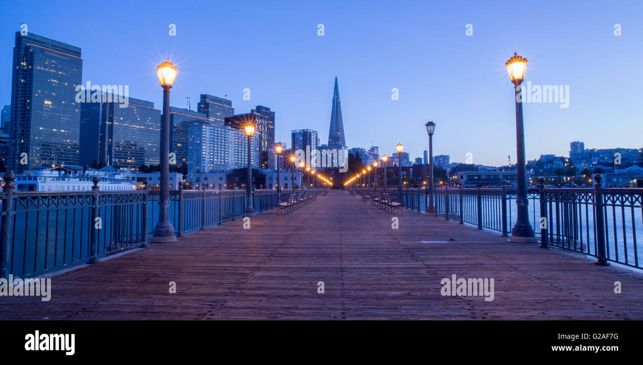 San Francisco Downtown von Pier 7, Dämmerung Stockfoto