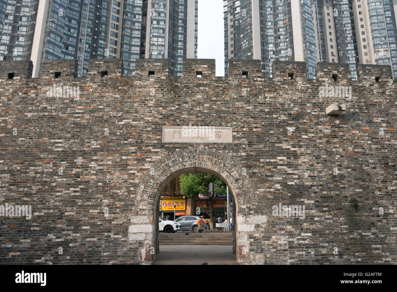 Alte Stadtmauer von Xiyingmen Tor und modernen Hochhaus, Changzhou, Provinz Jiangsu, China Stockfoto
