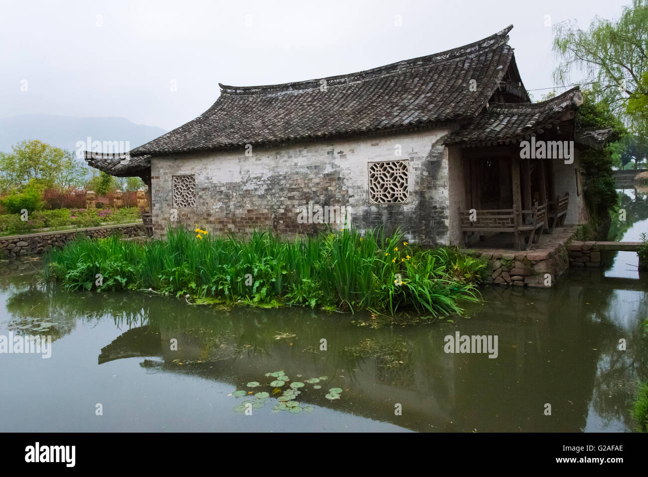 Altes Haus am Fluss, Songzhuang Cangpo, Zhejiang Province, China Stockfoto