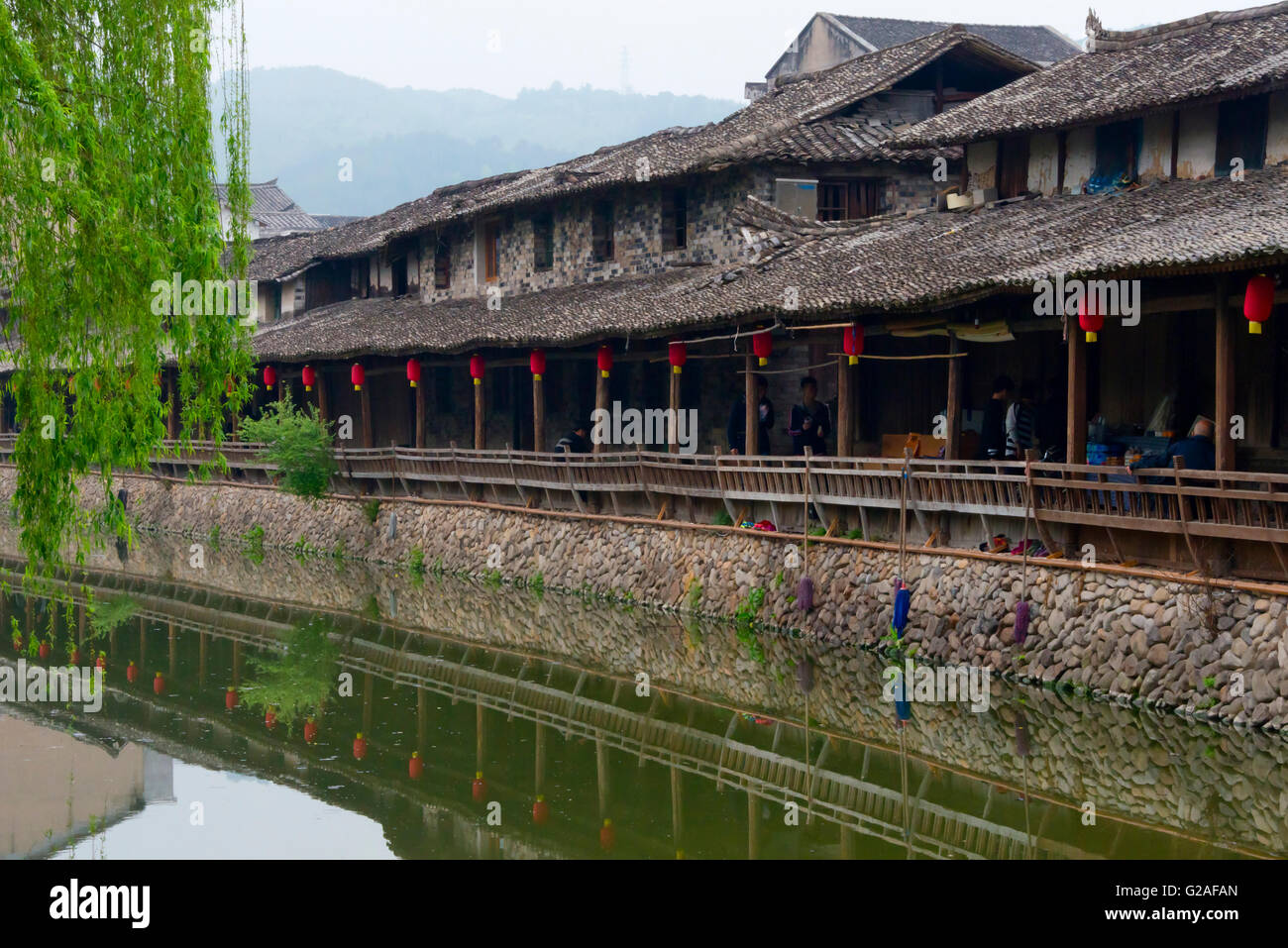 Alte Häuser am Fluss, Songzhuang Cangpo, Zhejiang Province, China Stockfoto