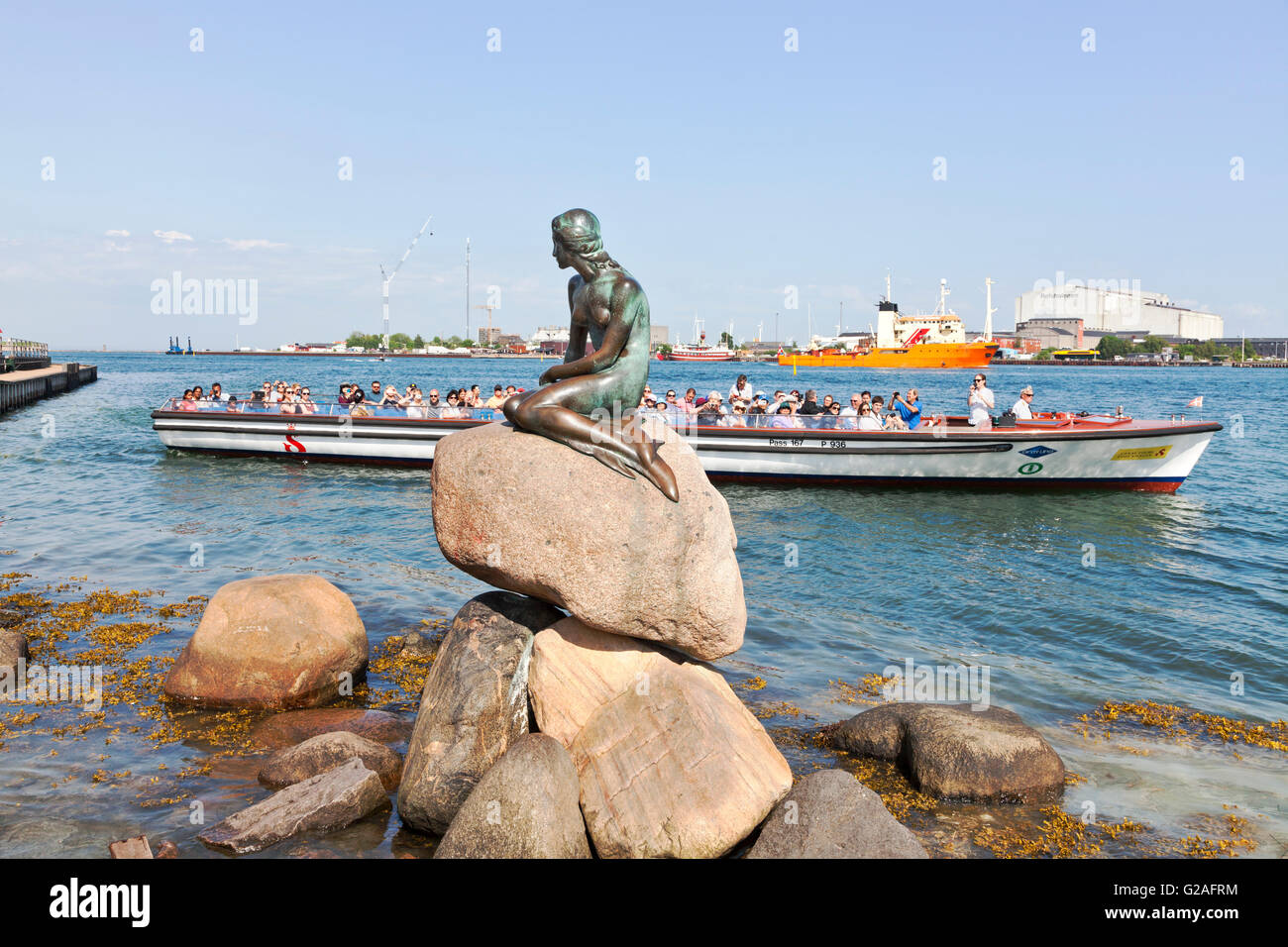 Eine Rundfahrt Schifffahrt Boot auf eine Sightseeing-Tour auf die kleine Meerjungfrau im Hafen von Kopenhagen, Dänemark. Stockfoto