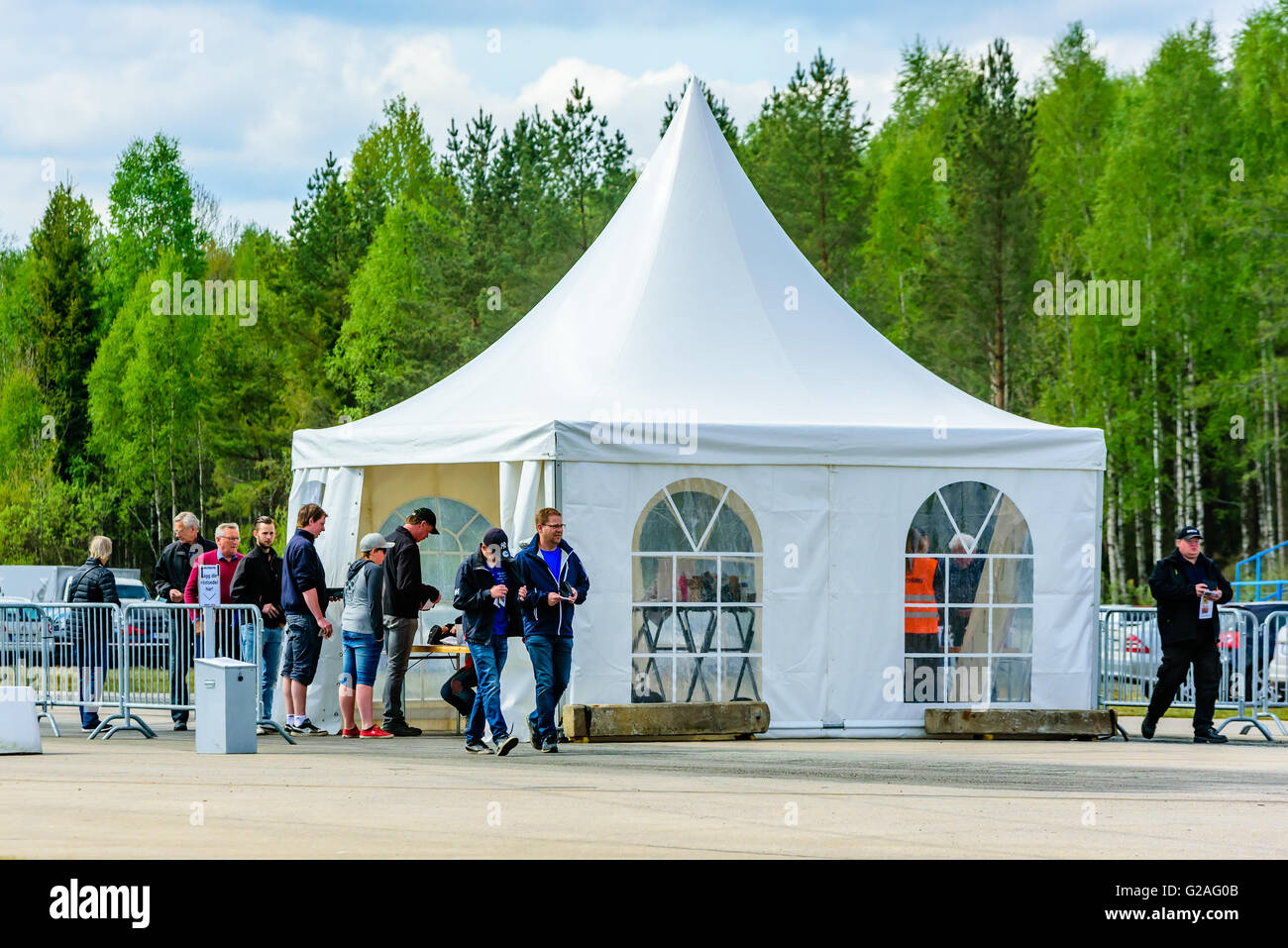 Emmaboda, Schweden - 14. Mai 2016: Wald und Traktor (Skog Och Traktor) fair. Menschen, die am Eingang. Ein Partyzelt funktioniert Stockfoto