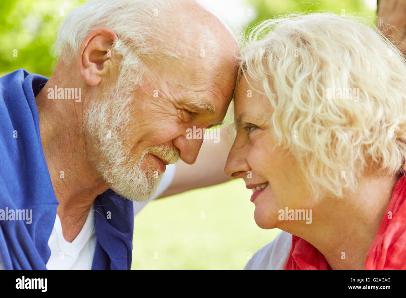 Älteres Paar in Liebe betrachten einander in der Natur im Sommer Stockfoto