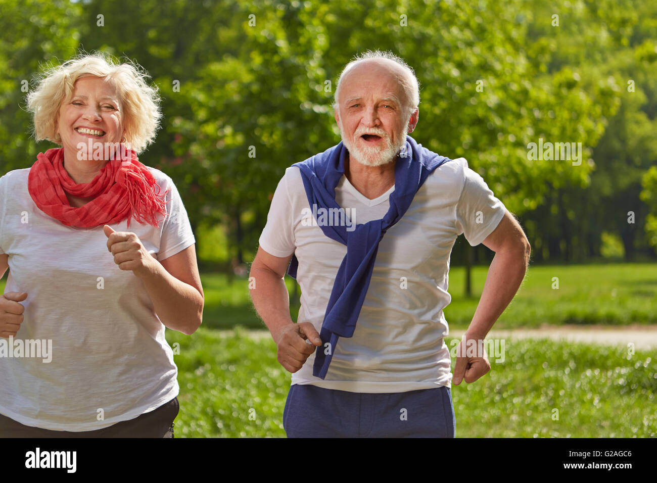 Zwei glückliche ältere Leute Joggen in einem Park im Sommer Stockfoto