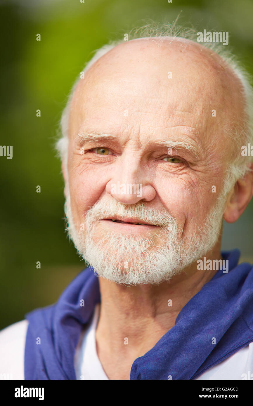 Porträt eines alten Mannes der senior in einem Park im Sommer Stockfoto